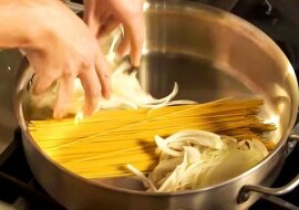 Dlaczego trzeba łączyć surowy makaron z cebulą?