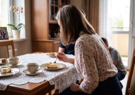 Na imieninach mama oznajmiła przy stole, że dom przepisała na brata - "Iwona sobie poradzi, a Leszek ma trójkę dzieci". Nikt nie zapytał, co ja na to. Piec i okna w tym domu są z mojej odprawy, z 2023