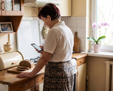 Mąż zmarł w lutym, miał sześćdziesiąt jeden lat. Jego telefon wciąż leżał w kuchni przy chlebaku. W kwietniu przyszedł SMS z przedszkola: "Zebranie grupy Motylki w czwartek o 16:15. Prosimy rodziców o obecność"