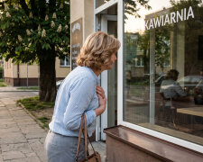 Szłam do fryzjerki na osiedlu i przez witrynę zobaczyłam mojego męża. Siedział przy stoliku w kawiarni naprzeciwko i trzymał za rękę kobietę, którą przedstawił mi w zeszłym roku jako nową księgową z firmy