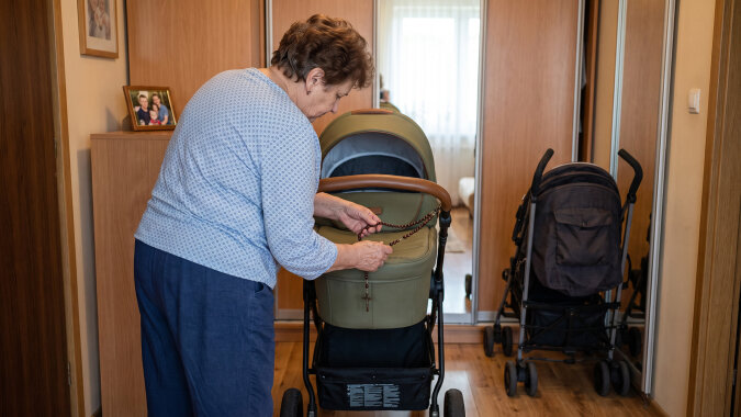 Na narodziny wnuczki kupiłam wózek za trzy tysiące dwieście, trzy w jednym. W październiku szukałam na OLX-ie fotelika dla sąsiadki i wyskoczył mi ten sam model z naszego osiedla: "prawie nieużywany, okazja"
