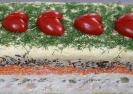 Pyszna sałatka z pieczarkami. Jest to królewskie danie z łatwo dostępnych produktów