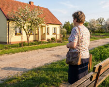 Siostra od lat powtarzała, że dom po rodzicach stoi pusty i się sypie, nikt go nie kupi. Wnuczka znalazła go w internecie - to samo zdjęcie, to samo podwórko. Ogłoszenie: na sprzedaż, dwieście osiemdziesiąt tysięcy