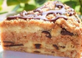 Pyszne i proste ciasto z twarogiem i suszonymi śliwkami