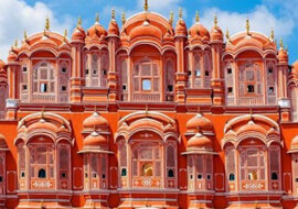 Pałac Wiatrów w Indiach: harem maharadży z 950 oknami i bez jednej klatki schodowej