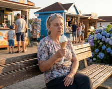 Zabrali mnie nad morze na dwa tygodnie. Myślałam - rodzinne wakacje. Pierwszego dnia córka wręczyła mi rozkład: 7:00 śniadanie dla wnuków, 9:00 plaża z dziećmi, 13:00 obiad. Oni z zięciem wrócili z restauracji o północy