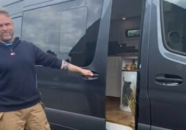 Mężczyzna zamienił minibusa w niesamowity domek mobilny i stał się sławny w Internecie. Wideo