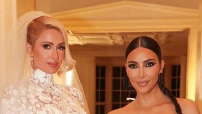 Sukienka Kim Kardashian mocno odwraca uwagę od panny młodej - Paris Hilton w dniu ślubu