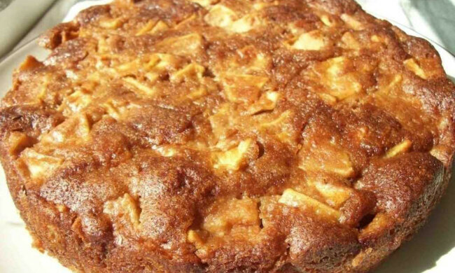 Miodowe ciasto z jabłkami. Pyszne, łatwe w przygotowaniu i aromatyczne