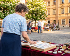 Klaser ze znaczkami tata zbierał całe życie - brat wziął go "na pamiątkę po ojcu". W maju zobaczyłam go na wystawie antykwariatu na rynku. Poznałam po przypalonym rogu: to ja go osmaliłam świeczką, jak byłam mała