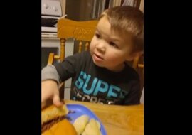 „To jest kupa”. Tak reaguje ten mały chłopiec na jedzenie mamy. Zobacz ten zabawny filmik