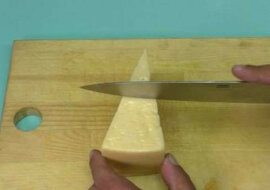 Prawidłowy sposób cięcia sera. Metoda jest naprawdę prosta