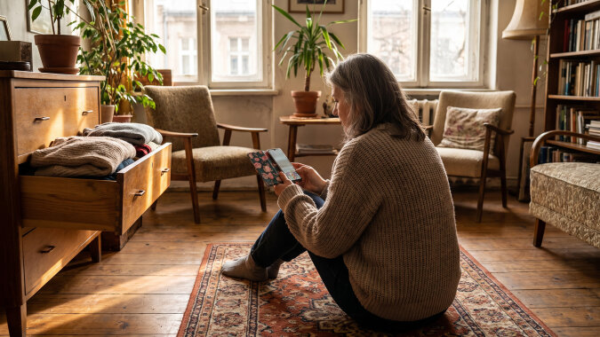 Mama przed śmiercią poprosiła, żebym nie oddawała jej telefonu bratu. Nie zapytałam dlaczego - myślałam, że już się myli. Po pogrzebie brat pytał o ten telefon trzy razy w ciągu tygodnia