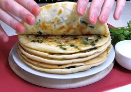 Te placki ziemniaczane wlewam na patelnię jak naleśniki, a zatem smażę je z cebulą