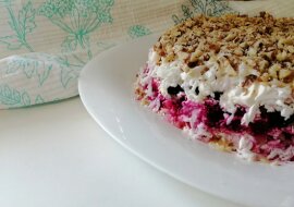 Sałatka „Grabskie ruiny” z orzechami i suszonymi śliwkami