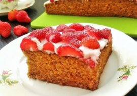 Ciasto marchewkowe z kremem jogurtowym i truskawkami. Smaczne, delikatne i puszyste