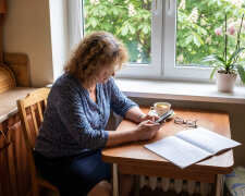 Pół roku przed śmiercią mama pożyczyła bratu dwadzieścia osiem tysięcy na nowy dach. Po pogrzebie brat powiedział, że to była darowizna, "mama sama chciała". Telefon mamy leży teraz u mnie w szufladzie