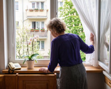 Mąż zostawił mnie dla sąsiadki z klatki B w 2008 roku. W poniedziałek zadzwoniła do mnie jej córka, dwadzieścia dwa lata: ojczym po udarze leży w szpitalu w Koninie, matka od lat w Holandii, ona studiuje w Gdańsku