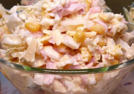 Sałatka z kapusty pekińskiej z serem i jajkiem. Lekka i pyszna