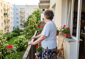 Synowa od marca pracuje zdalnie u mnie - "u nas dzieci hałasują, a u mamy cicho". Przychodzi o ósmej, w dużym pokoju stoi jej biurko, do szesnastej mam "nie hałasować i nie gotować, bo zapach"