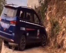 Wideo: ryzykowny manewr kierowcy crossovera nad urwiskiem