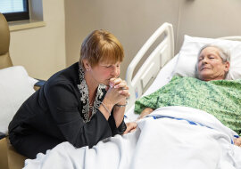 Mąż chce, żebym zaopiekowała się jego przykutą do łóżka matką i rzuciła swoją pracę