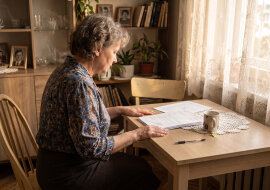 Przez całe życie podpisywałam wszystko: poręczenia, weksle, "mama przecież ma czystą historię". W środę syn przyniósł papiery na kredyt na auto, czterdzieści tysięcy. Pierwszy raz powiedziałam: nie