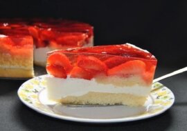 Biszkopt z bitą śmietaną i truskawkami. Palce lizać