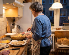 W piątek młoda sąsiadka płakała na klatce: catering odwołał wesele "z przyczyn losowych", szesnaście osób, sobota. Do rana smażyłyśmy z Wandą kotlety. Pan młody do dziś mówi do mnie "szefowo"