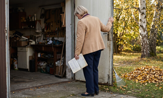 Mama od dwóch lat mieszka u brata - "ma wszystko pod nosem". W październiku poprosiła mnie po cichu o sto złotych na fryzjera, bo Zbyszek mówi, że "to fanaberia". Przy herbacie wyszło, że emeryturę od listonosza odbiera brat
