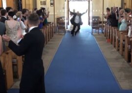 Gdy do kościoła wkroczył ojciec panny młodej, brawom nie było końca