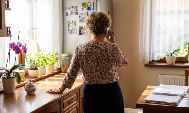 Syn co miesiąc brał ode mnie gotówkę na ubezpieczenie domu, "przez znajomego agenta wychodzi taniej". Po lipcowej wichurze zadzwoniłam zgłosić uszkodzony dach. Pani z infolinii znalazła moją polisę - wygasła trzy lata temu