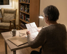 Po śmierci męża okazało się, że miał drugie konto, o którym nie wiedziałam. Nie chodziło nawet o pieniądze. Chodziło o przelewy: co miesiąc, od piętnastu lat, ta sama kwota, na to samo nazwisko