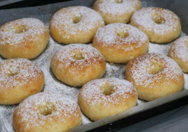 Miękkie twarogowe pączki z piekarnika. Proste wypieki z serem białym