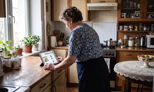 Wnuk przy każdym niedzielnym obiedzie siedział z telefonem - gderałam, że nawet rosołu nie zje jak człowiek. Sąsiadka pokazała mi stronę "Obiady u babci Zosi": czterdzieści dwa tysiące osób, zdjęcia moich pierogów