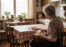 Brat wziął mamę do siebie - "będzie miała opiekę, a nie sama w bloku". W niedzielę przywiózł ją do mnie na imieniny. Mama zjadła dwa talerze rosołu, a potem, kiedy myślała, że nie patrzę, schowała do torebki dwie bułki z koszyka