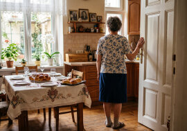 Co sobotę piekę drożdżowe i czekam na wnuki z obiadem. W tę sobotę wnuczka zapytała przy stole, czy "odsiadka" to znaczy u babci - bo tata w samochodzie powiedział mamie, że "jedziemy na odsiadkę, godzina i wracamy"