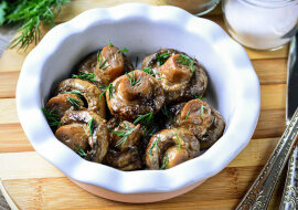 Soczyste pieczone w całości pieczarki. Apetyczne i pyszne