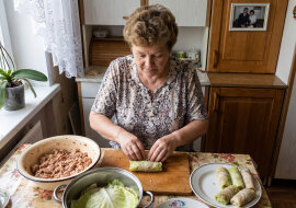 Zięć przy gościach nazywa moje gotowanie "stołówką z PRL-u". W sobotę pokazał wszystkim filmik z internetu - czyjeś ręce zawijają gołąbki, "o, tak się robi, nie to co niektórzy". Filmik nagrała wnuczka w maju, w mojej kuchni