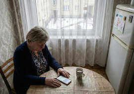 Dałam synowej 40 tysięcy na wkład własny do mieszkania. Umówiliśmy się ustnie, że oddadzą w ratach. Minęły cztery lata. Kiedy przypomniałam, syn powiedział: „Mamo, nie rób z siebie ofiary".