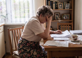 Mama przepisała dom na brata - powiedziała mi po wszystkim, we wtorek, kiedy rozpakowywałam jej zakupy: "nie gniewaj się, ty zawsze sobie radziłaś, a Andrzej ma dzieci". Radzę sobie: od rozwodu sama, w kawalerce