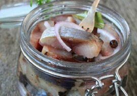 Najprostszy do zrobienia. Tradycyjny pyszny śledź w oleju z cebulką. U mnie znikają szybko