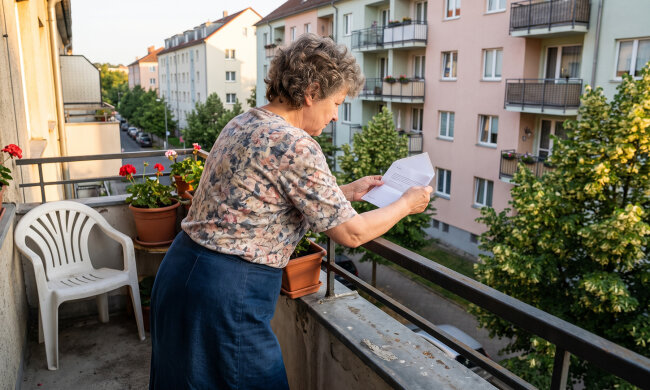 Syn poprosił, żebym poręczyła mu kredyt na samochód. "Czysta formalność, mamo, bank tak wymaga". W lipcu przyszło do mnie pismo: trzy raty zaległe, wzywają do zapłaty. Rata jest wyższa niż moja emerytura