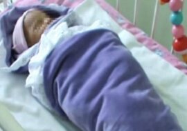 Kobieta znalazła noworodka w środku lasu. Lekarz stwierdza, że dziecko jest zdrowe, ale w kocyku zauważa