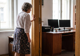 Na czas sanatorium zostawiłam córce klucze - podlać kwiaty i wyjąć pocztę. Wróciłam po trzech tygodniach: w dużym pokoju biurko zięcia, drukarka i regał na segregatory, moja wersalka wyniesiona do małego