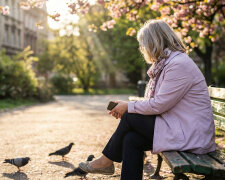 Sprzedałam działkę po rodzicach za 180 tysięcy i dałam każdemu z trójki dzieci po 60. Dwa miesiące później syn powiedział, że siostra dostała więcej. Żądał dopłaty