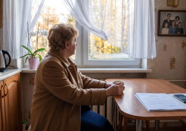 Gaz płaci za mnie córka przez aplikację - co miesiąc daję jej dwieście złotych gotówką, "bo mama się w tym pogubi". W pierwszy zimny poniedziałek października przyszedł pan z gazowni: zaległość od lutego, tysiąc osiemset czterdzieści