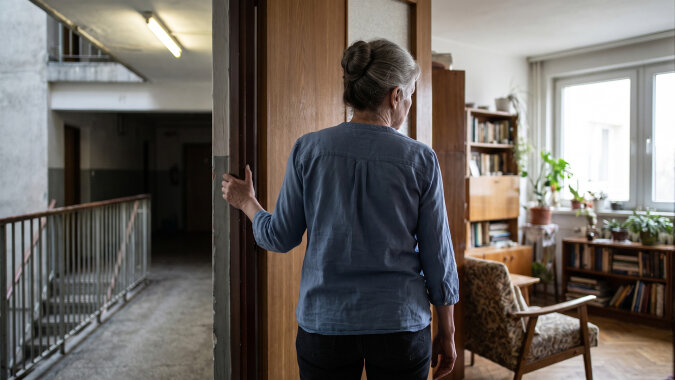 Syn namówił mnie, żebym przepisała na niego mieszkanie, "żeby uniknąć kłopotów ze spadkiem". Podpisałam u notariusza wiosną. W zeszłym tygodniu zapukał obcy człowiek z kartką w ręku