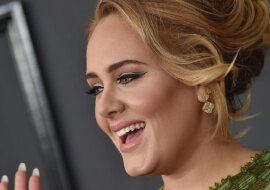 Wysoka fryzura Babette i trampki Nike. W wykonaniu Adele