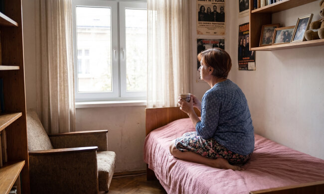 Mąż poszedł zapłacić za paliwo, telefon zostawił na ładowarce. Na zablokowanym ekranie wyskoczyła wiadomość z numeru, którego nie ma w kontaktach: "Widziałam was dziś w Lidlu. Ładna ta twoja żona"